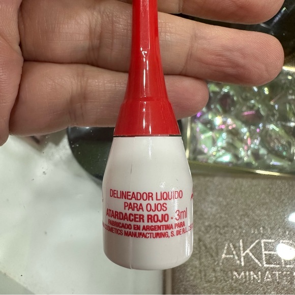 Avon Color Trend Liquid Eyeliner Atardacer Rojo - Picture 3 of 5